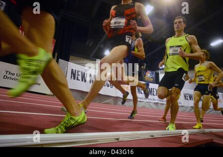 3 mars 2013 - Albuquerque, Nouveau Mexique, États-Unis - Ossature en compétition dans le men's mile run à l'USA Track and Field Championships Indoor à l'Albuquerque Convention Center. (Crédit Image : © Adolphe Pierre-Louis/Albuquerque Journal/ZUMAPRESS.com) Banque D'Images