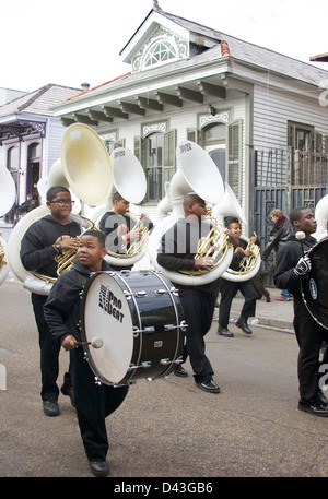 High school brass band défilant dans les rues du Quartier Français. New Orleans, La. Banque D'Images