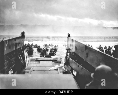 Un débarquement de la Garde côtière des États-Unis à partir de l'USS Samuel Chase débarque des troupes de l'US Army Première Division sur le matin du jour J, 6 juin 1944 à Omaha Beach, Normandie, France. Banque D'Images