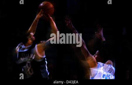 4 mars 2013 - La Nouvelle Orléans, Louisiane, États-Unis d'Amérique - le 26 février 2013 - La Nouvelle Orléans, Louisiane, États-Unis d'Amérique - Février 26, 2013 : New Orleans Hornets point guard Brian Roberts (22) disques durs avec la balle pendant le match de basket de la NBA entre les New Orleans Hornets et les filets de Brooklyn au New Orleans Arena à New Orleans, LA. Banque D'Images