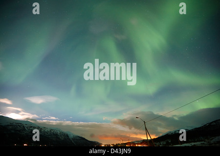 Avis de northern lights aurores boréales tourbillonnant près de Tromso, dans le nord de la norvège, Europe Banque D'Images