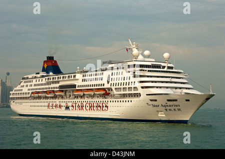 Un paquebot de croisière dans l'Aquarius SuperStar Port de Victoria de Hong Kong Banque D'Images