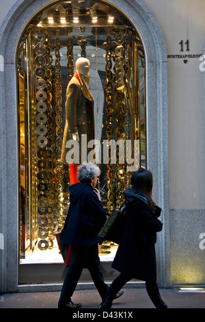 Deux femme passant d'une boutique Versace, Via Montenapoleone Milan Lombardie Italie Europe Banque D'Images