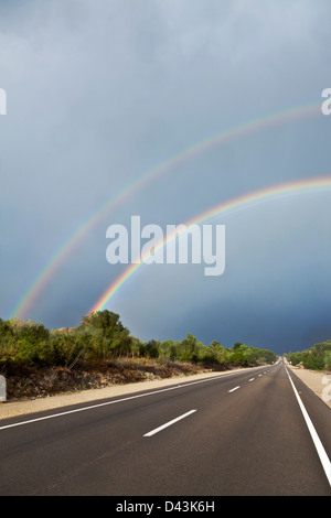 Double arc-en-ciel sur la route, Majorque, Espagne Banque D'Images