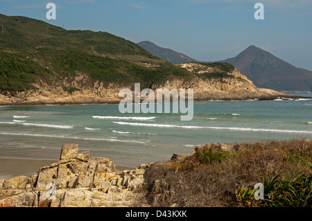 Paysage côtier avec bay dans l'Est Sai Kung Country Park le long de la mer de Chine du Sud, de nouveaux territoires, Hong Kong Banque D'Images