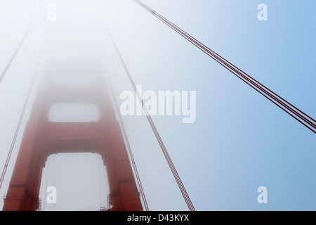 Close-up of Golden Gate Bridge dans le brouillard, San Francisco, California, USA Banque D'Images