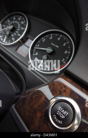 Close-up de location de planche de bord avec bouton de démarrage Banque D'Images