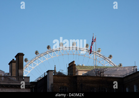 Le London Eye, vue de l'Horse Guards Parade, Londres Banque D'Images