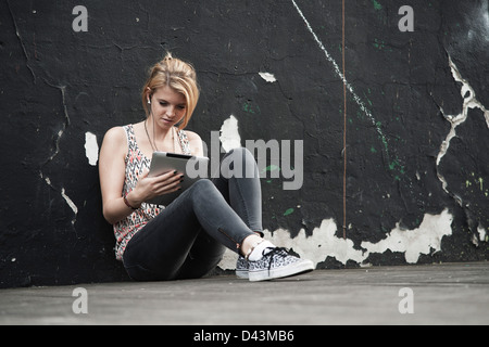 Teenage Girl Listening to IPad, Mannheim, Baden-Wurttemberg, Germany Banque D'Images