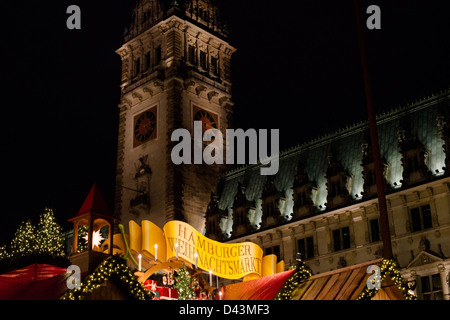 Personnes visitent marché de Noel à Hambourg, Allemagne le 1 décembre 2012. Banque D'Images