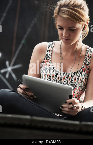 Adolescent à l'aide de Tablet PC, Mannheim, Baden-Wurttemberg, Germany Banque D'Images