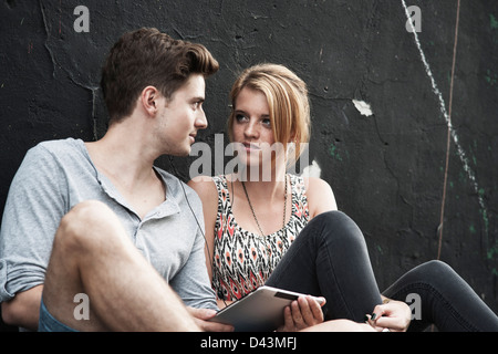 Couple using Tablet PC, Mannheim, Baden-Wurttemberg, Germany Banque D'Images