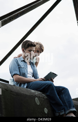 Couple using Tablet PC, Mannheim, Baden-Wurttemberg, Germany Banque D'Images