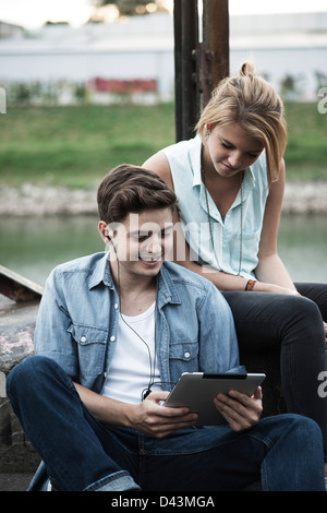 Couple using Tablet PC, Mannheim, Baden-Wurttemberg, Germany Banque D'Images