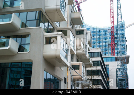 Maisons d'habitation et cconstruction site du nouveau bâtiment philharmonique (Elbphilharmonie) dans la région de Harbour City (Hafencity) Banque D'Images