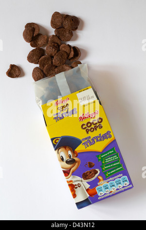 Boîte de Kellogg's Coco Pops Mega Munchers céréales, céréales de petit déjeuner ouvert avec le contenu renversé renversé isolé sur fond blanc - boîte de céréales Banque D'Images