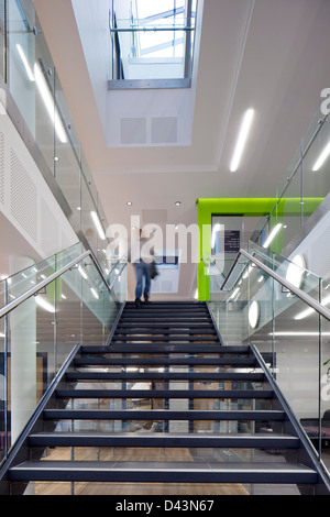 Rotherham College of Arts & Technology, Glasgow, Royaume-Uni. Architecte : Bond Bryan Architects Ltd, 2011. Voir l'escalier de Banque D'Images