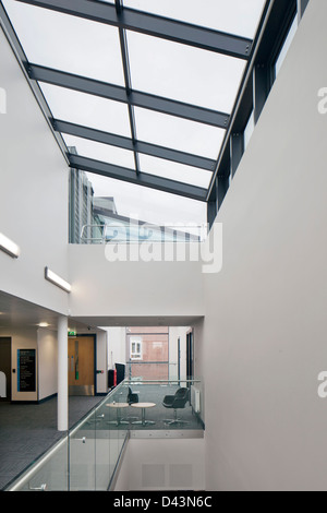 Rotherham College of Arts & Technology, Glasgow, Royaume-Uni. Architecte : Bond Bryan Architects Ltd, 2011. Vitrage et roofl Banque D'Images