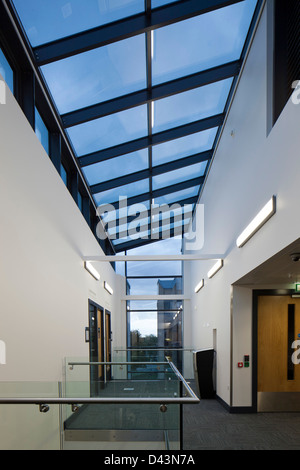 Rotherham College of Arts & Technology, Glasgow, Royaume-Uni. Architecte : Bond Bryan Architects Ltd, 2011. Couloir vitré p Banque D'Images