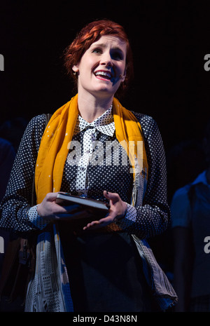 Ascenseur, nouvelle comédie musicale mettant en vedette de jeunes acteurs britanniques au Soho Theatre, Londres. Davis-Jones Nikki comme Secrétaire Banque D'Images