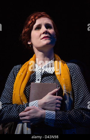 Ascenseur, nouvelle comédie musicale mettant en vedette de jeunes acteurs britanniques au Soho Theatre, Londres, Nikki Davis-Jones en tant que Secrétaire Banque D'Images