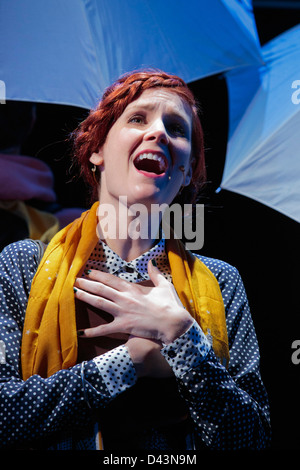 Ascenseur, nouvelle comédie musicale mettant en vedette de jeunes acteurs britanniques au Soho Theatre, Londres. Davis-Jones Nikki comme Secrétaire Banque D'Images