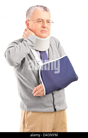 Man dans la douleur avec une fracture au bras tenant son cou isolé sur fond blanc Banque D'Images