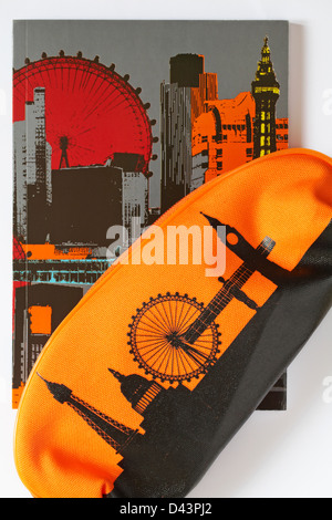 Étui à crayons et livre avec iconic London landmarks situé sur fond blanc Banque D'Images