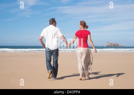 Couple Holding Hands and Walking on the Beach, Camaret-sur-Mer, presqu'île de Crozon, Finistère, Bretagne, France Banque D'Images