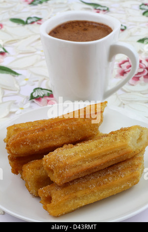 L'Espagnol des churros avec du chocolat chaud Banque D'Images