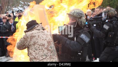 Les agents de police de l'Spezialeinsatzkommando (SEK) Saxe-Anhalt la pratique au cours d'une formation à la police l'Université de sciences appliquées de Aschersleben, Allemagne, 01 mars 2013. Le SEK sont les unités d'intervention spéciale de l'État allemand, les forces de police et sont essentiellement l'équivalent d'équipes américaines. Photo : Jens Wolf Banque D'Images