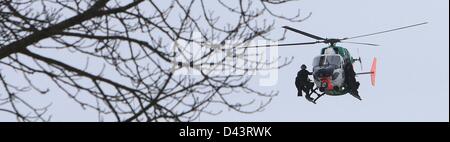 Les agents de police de l'Spezialeinsatzkommando (SEK) Saxe-Anhalt la pratique au cours d'une formation à la police l'Université de sciences appliquées de Aschersleben, Allemagne, 01 mars 2013. Le SEK sont les unités d'intervention spéciale de l'État allemand, les forces de police et sont essentiellement l'équivalent d'équipes américaines. Photo : Jens Wolf Banque D'Images