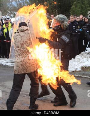 Les agents de police de l'Spezialeinsatzkommando (SEK) Saxe-Anhalt la pratique au cours d'une formation à la police l'Université de sciences appliquées de Aschersleben, Allemagne, 01 mars 2013. Le SEK sont les unités d'intervention spéciale de l'État allemand, les forces de police et sont essentiellement l'équivalent d'équipes américaines. Photo : Jens Wolf Banque D'Images