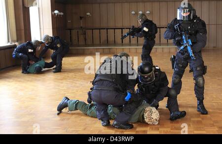 Les agents de police de l'Spezialeinsatzkommando (SEK) Saxe-Anhalt la pratique au cours d'une formation à la police l'Université de sciences appliquées de Aschersleben, Allemagne, 01 mars 2013. Le SEK sont les unités d'intervention spéciale de l'État allemand, les forces de police et sont essentiellement l'équivalent d'équipes américaines. Photo : Jens Wolf Banque D'Images