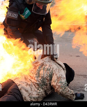 Les agents de police de l'Spezialeinsatzkommando (SEK) Saxe-Anhalt la pratique au cours d'une formation à la police l'Université de sciences appliquées de Aschersleben, Allemagne, 01 mars 2013. Le SEK sont les unités d'intervention spéciale de l'État allemand, les forces de police et sont essentiellement l'équivalent d'équipes américaines. Photo : Jens Wolf Banque D'Images