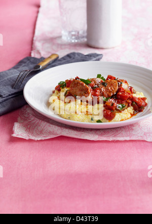 Saucisse avec tomates sur Polenta Banque D'Images