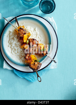 Vue de dessus de barbecue Brochettes de porc et du riz Banque D'Images