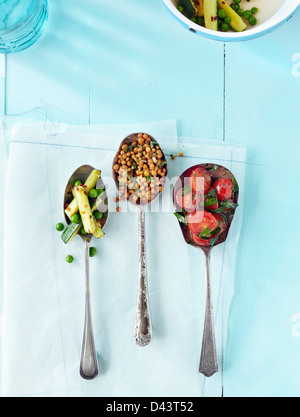 Vue de dessus de variété de salades en servant les cuillères Banque D'Images