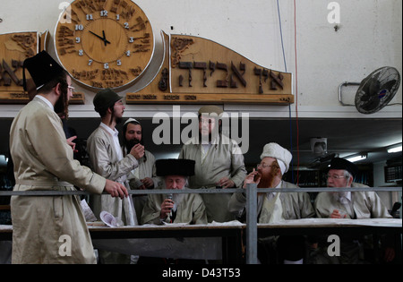 Les Juifs ultra-orthodoxes célèbrent les vacances juives de Purim dans le quartier de Mea Shearim, une enclave ultra-orthodoxe à Jérusalem Ouest Israël Banque D'Images