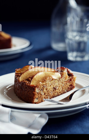 Close-up de la tranche d'Apple Walnut Cake Banque D'Images