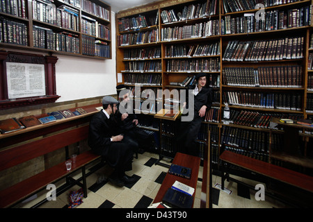 Juifs religieux ultra orthodoxes dans une Yeshiva qui est un établissement d'enseignement religieux dans le quartier de Mea Shearim, une enclave ultra-orthodoxe à Jérusalem Ouest Israël Banque D'Images