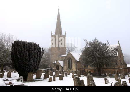 Neige de l'hiver, St Marys church, Edith Weston village Rutland Comté, England, UK Banque D'Images