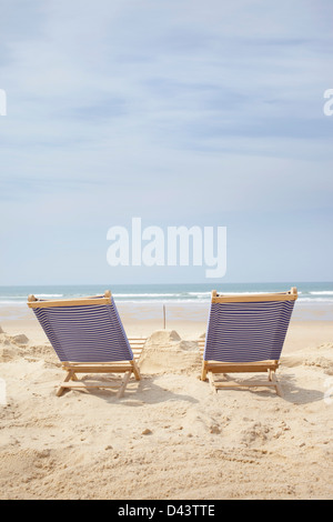 Deux chaises de plage et d'un château de sable, Cap Ferret, Gironde, Aquitaine, France Banque D'Images