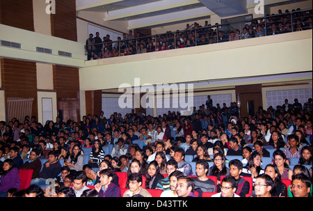 Centre de congrès,présentation,salle de conférence,l'éducation, de l'auditoire étudiant,,foule,salle de conférence,Culture,de la jeunesse,balcon joyeux Banque D'Images