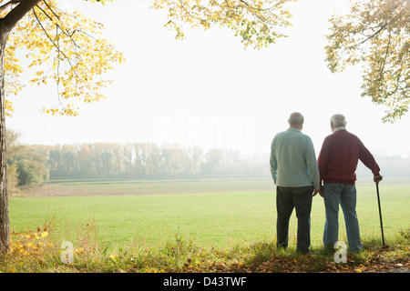 Les hommes sur marche, Lampertheim, Hesse, Allemagne Banque D'Images