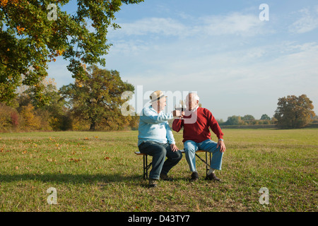 Les hommes de boire du vin, Lampertheim, Hesse, Allemagne Banque D'Images