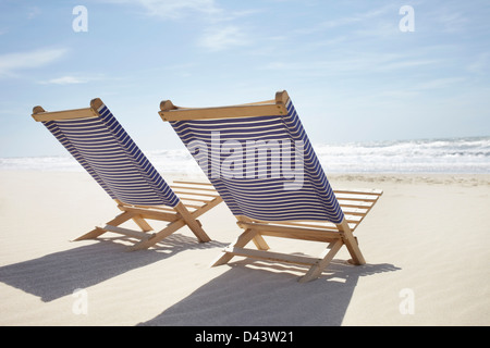 Paire de chaises de plage, Lacanau, Gironde, Aquitaine, France Banque D'Images