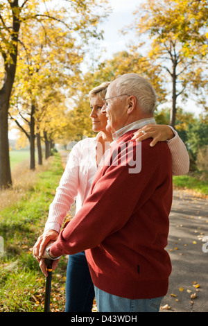 Femme mature avec de hauts Père en automne, Lampertheim, Hesse, Allemagne Banque D'Images