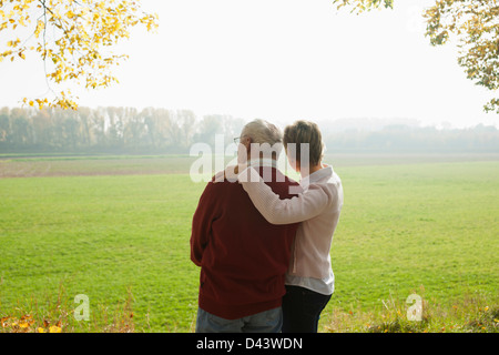 Femme mature avec de hauts Père en automne, Lampertheim, Hesse, Allemagne Banque D'Images