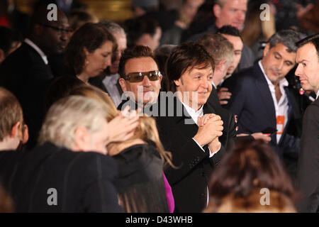 Ex-Beatle britannique Sir Paul McCartney (R) et musicien irlandais Sir Paul David Hewson alias Bono assister à la présentation de Stella McCartney automne/hiver 2013/2014 collection pendant Paris pret-a-porter fashion week, Paris, 4 mars 2013. Le Paris pret-a-porter défilés de fonctionner jusqu'au 6 mars 2013. Photo : Hendrik Ballhausen Banque D'Images